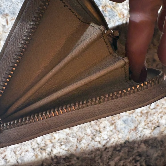 Gucci Beige and Brown Monogram Wallet - Picture 10 of 12